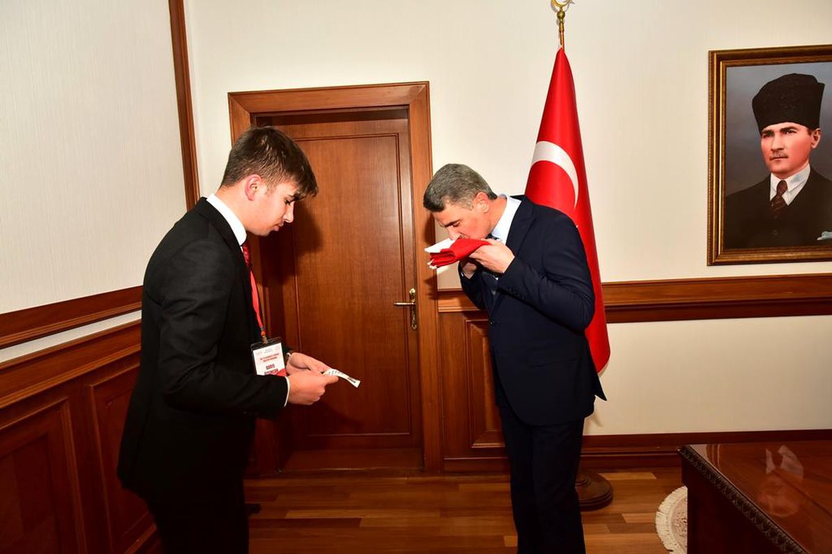 Gaziantep'in Şehit Toprağı ve Şanlı Bayrağımız Valimiz Tarafından Teslim Alındı