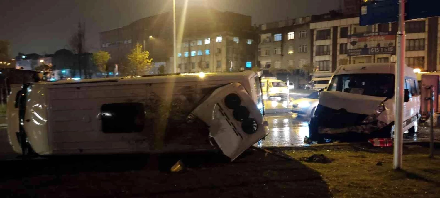 Gaziosmanpaşa\'da iki servis minibüsü çarpıştı: 1 yaralı