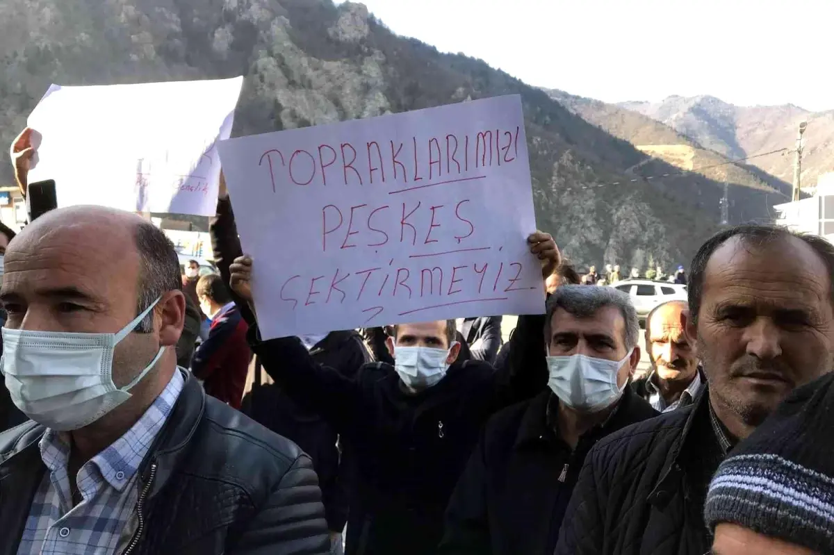 Gümüşhaneliler köylerine ait arazilerin Trabzon\'a bağlanmasına tepki gösterdilerGümüşhane\'nin Kürtün ilçesinin 3 köyüne ait arazilerin Resmi...