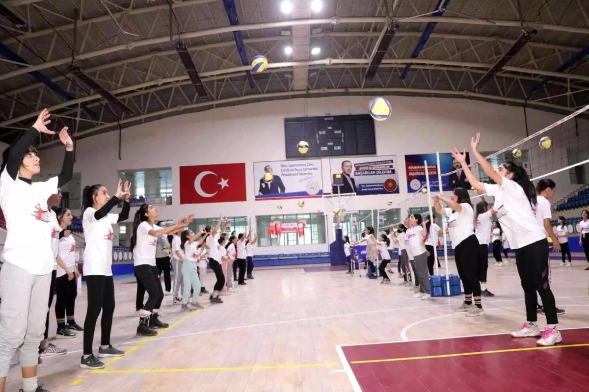 Hakkari\'de Fabrika Voleybol Okulu açıldı