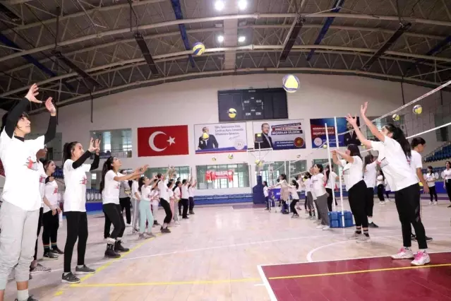 Hakkari'de Fabrika Voleybol Okulu açıldı