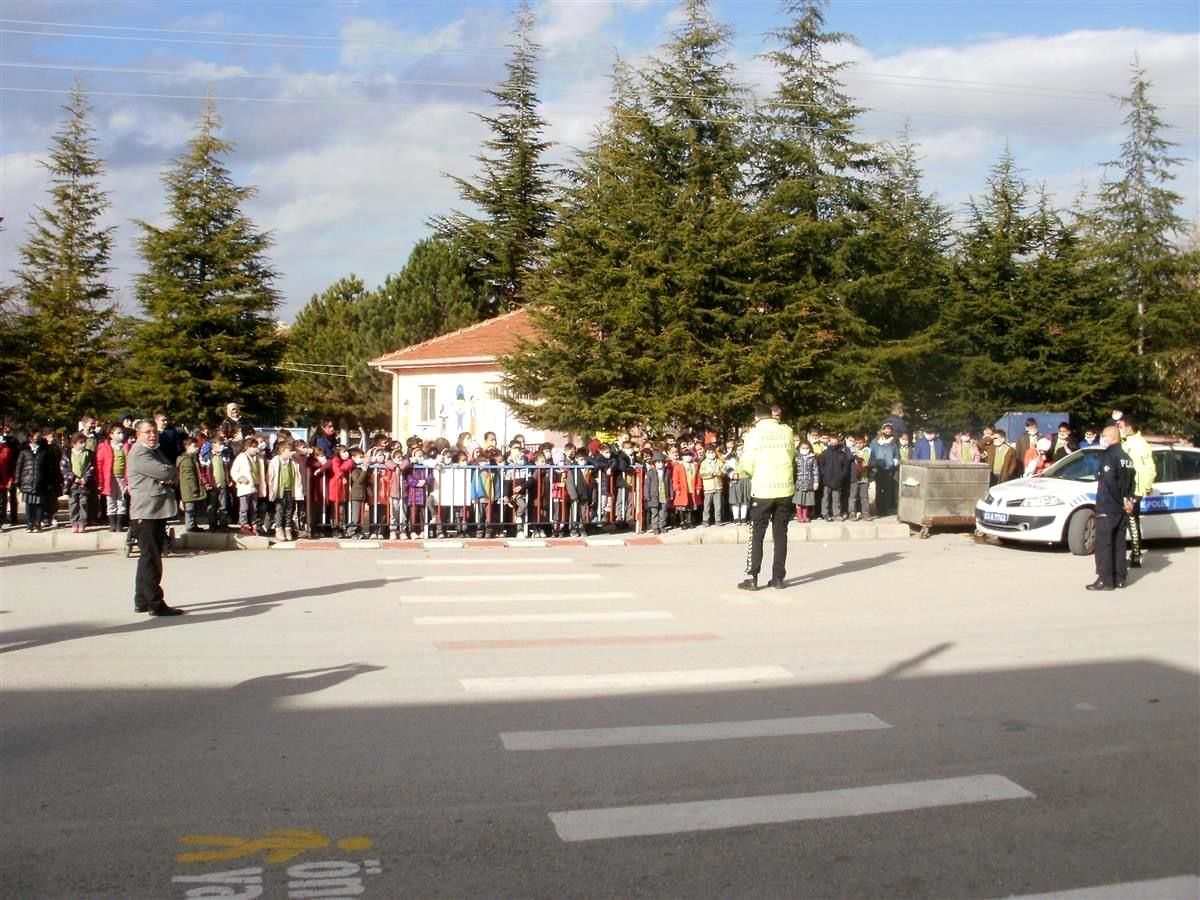 İlkokul çocuklarına uygulamalı trafik eğitim verildi