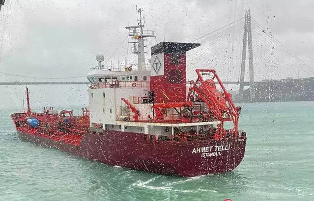 İstanbul Boğazı'nda gemi trafiği, tankerin arızasının giderilmesiyle açıldı