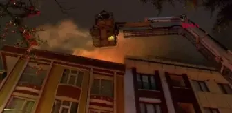 Çekmeköy'de 5 katlı binanın çatısı alev alev yandı