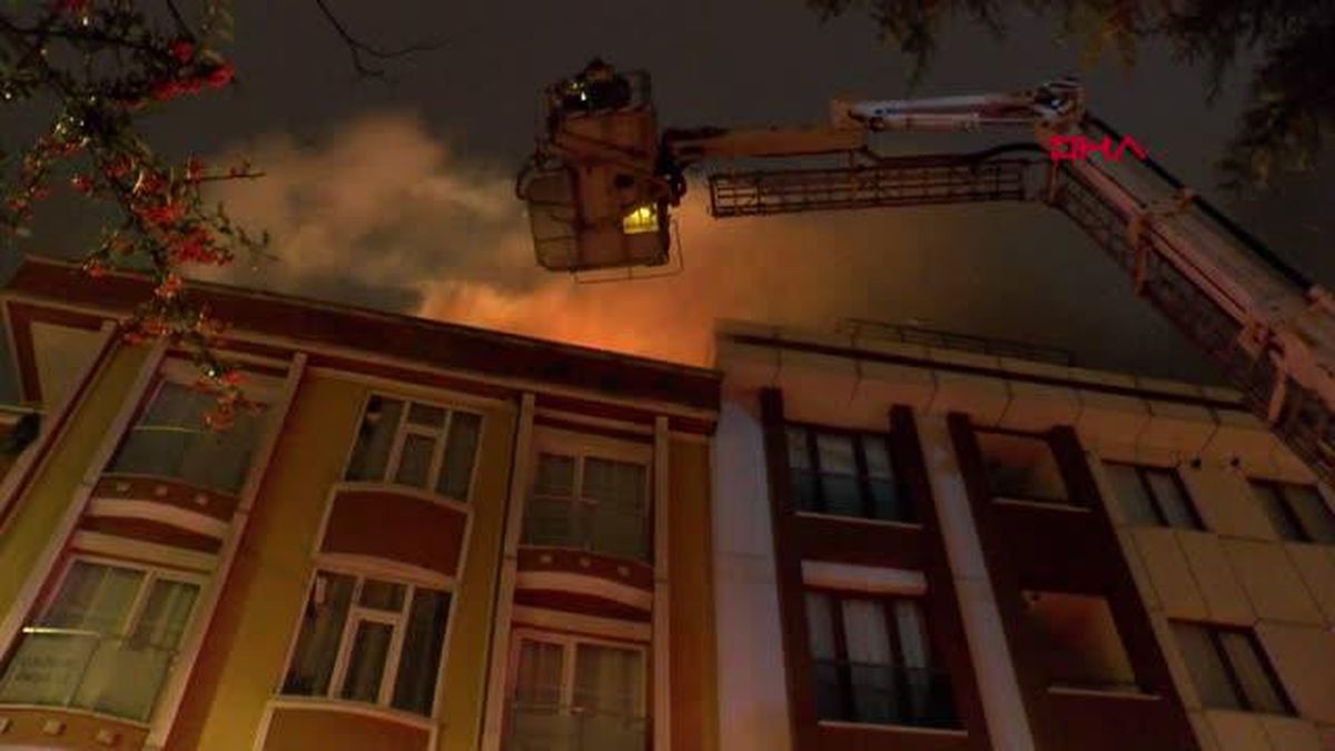 Çekmeköy'de 5 katlı binanın çatısı alev alev yandı