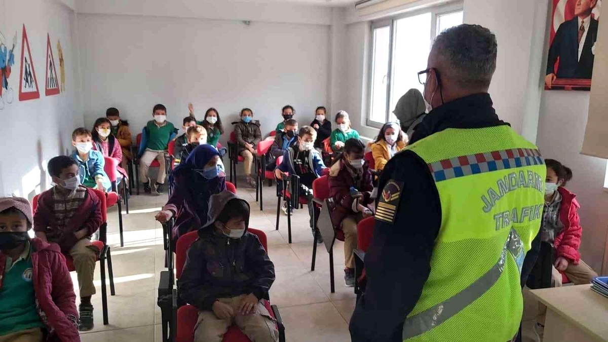 Jandarmadan öğrencilere uygulamalı trafik eğitimi