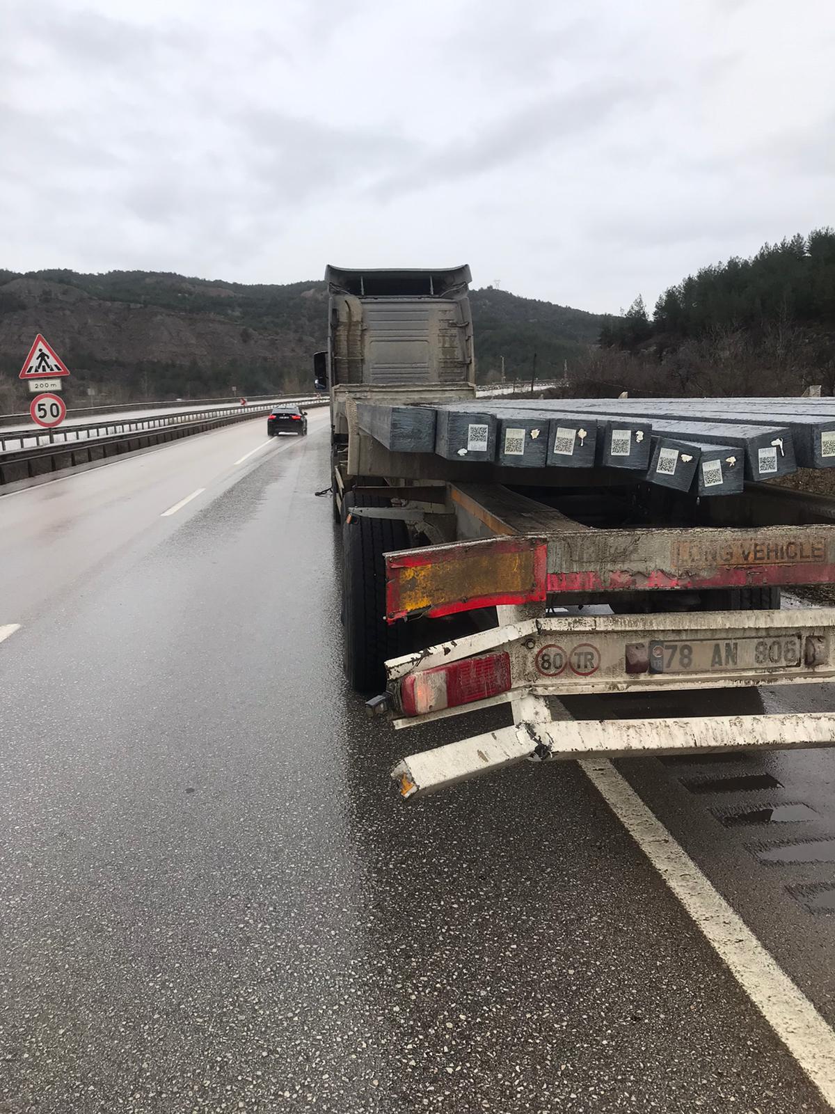 Karabük\'te tıra ve bariyere çarpan yolcu otobüsünde hasar oluştu