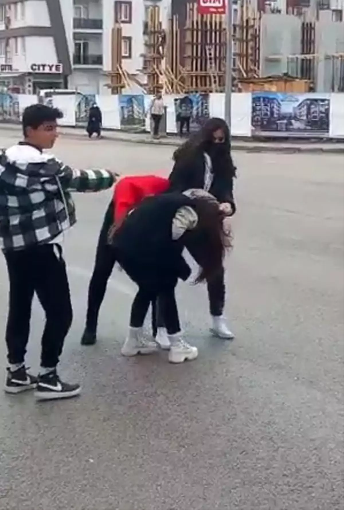 Kızlar kavga etti, erkek öğrenciler 'Ayırıyormuş gibi yapın' diyerek izledi