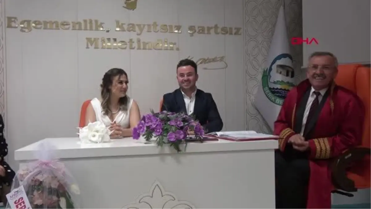 KOMİSERE, NİKAHINDA MESLEKTAŞLARINDAN TAKI YERİNE KELEPÇE