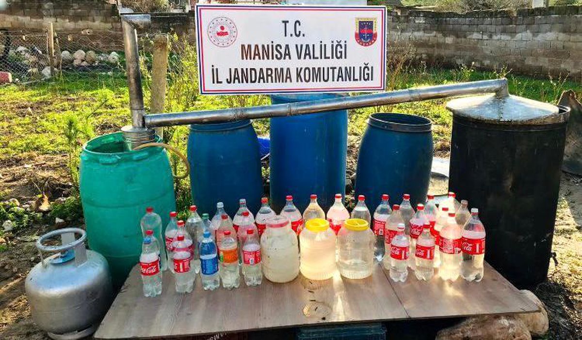 Manisa\'da 800 litre kaçak şarap, 70 litre sahte rakı ele geçirildi