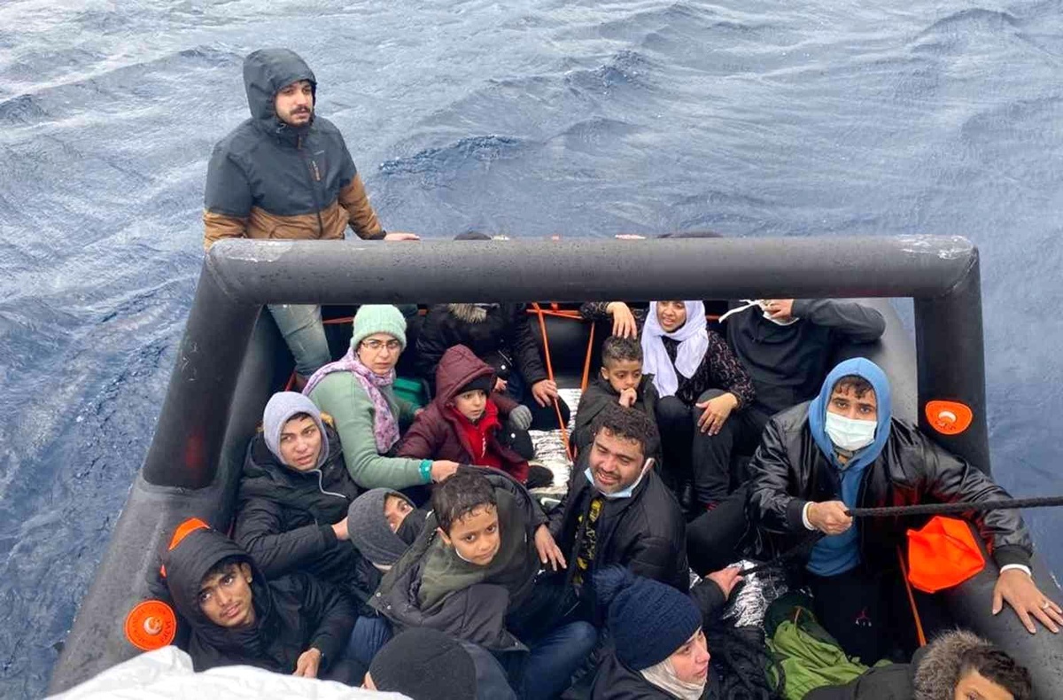 Marmaris\'te 17 düzensiz göçmen kurtarıldı