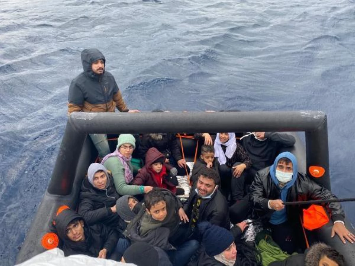Marmaris\'te batmak üzere olan can salındaki 17 kaçak göçmen kurtarıldı