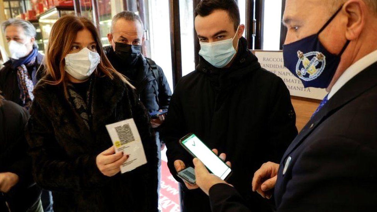 Omicron: İtalya AB ülkelerinden gelenlere yeni seyahat kısıtlamaları getirdi, Brüksel öfkeli