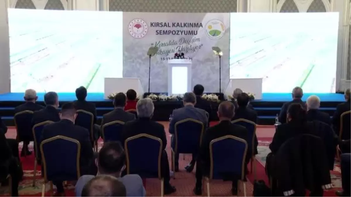 Bakan Pakdemirli, 'Kırsal Kalkınma Sempozyumu' öncesi ürün stantlarını gezdi