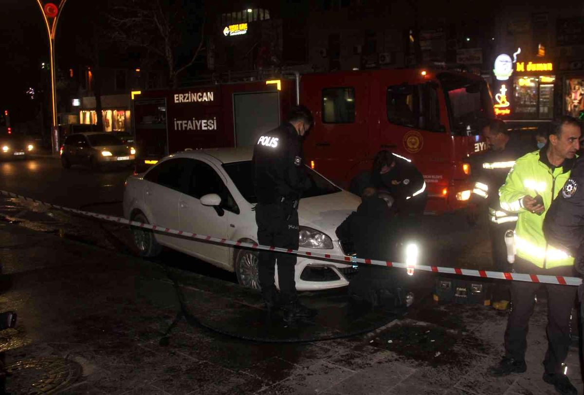 Park halinde motorundan duman çıkan araç korkuttu