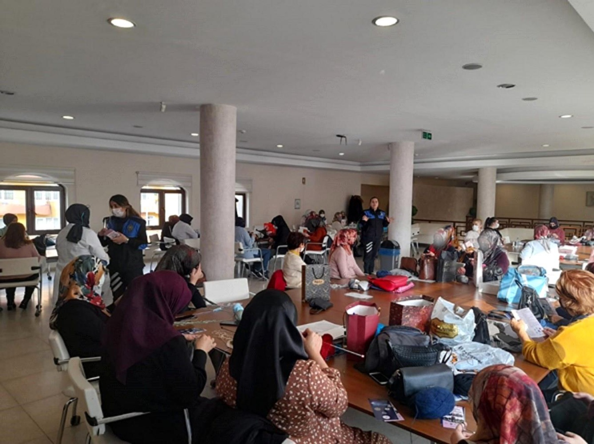 Polisler kadınlara KADES ve 112 Acil Çağrı Merkezini anlattı