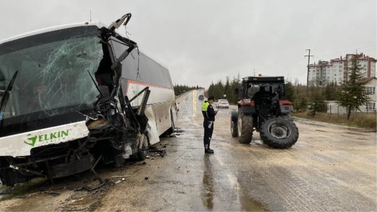 Servis otobüsü, traktör ve kamyonete çarptı
