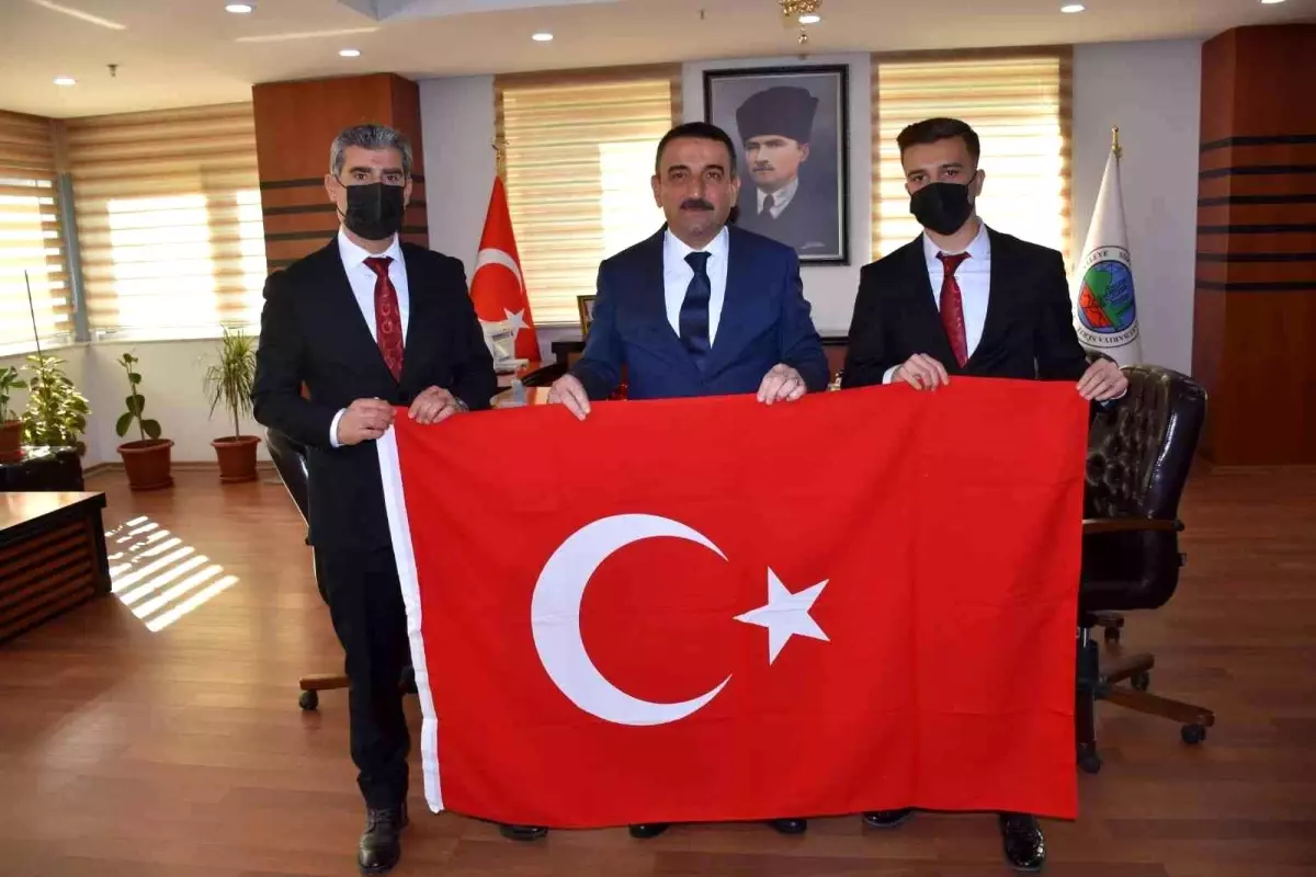 Siirt Valisi Hacıbektaşoğlu emaneti öptü ve teslim aldı