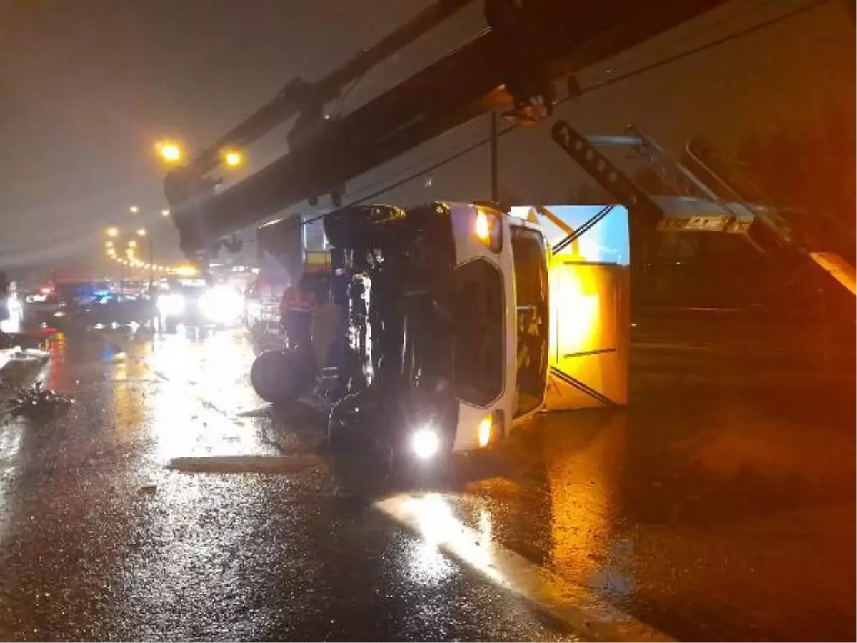TEM Otoyolunda aynı yerde art arda trafik kazası: 2 yaralı