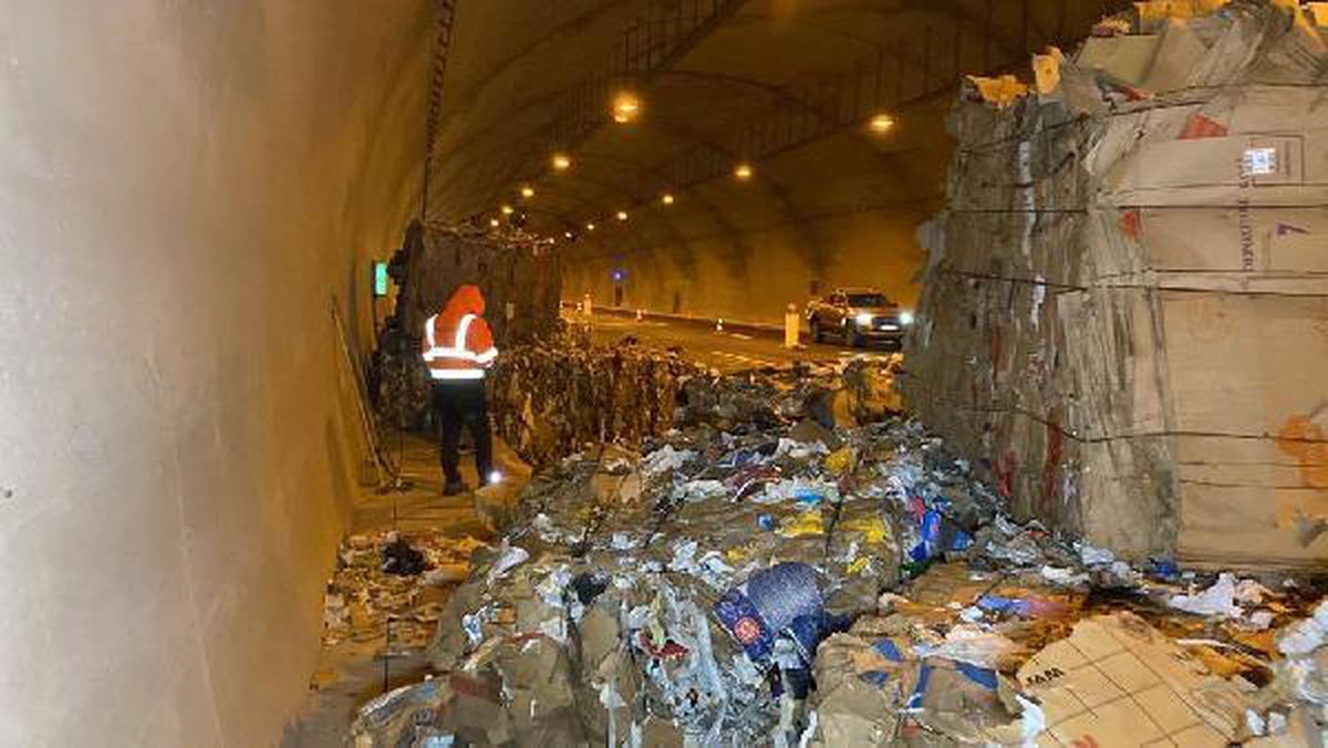 TIR tünelde devrildi, tonlarca atık kağıt yola saçıldı