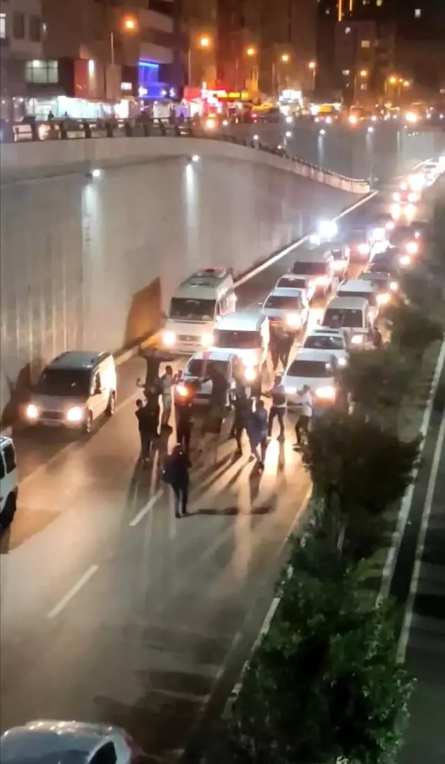 Trafikte durup göbek atan düğün konvoyundaki 5 araca 2 bin 600 TL para cezası kesildi