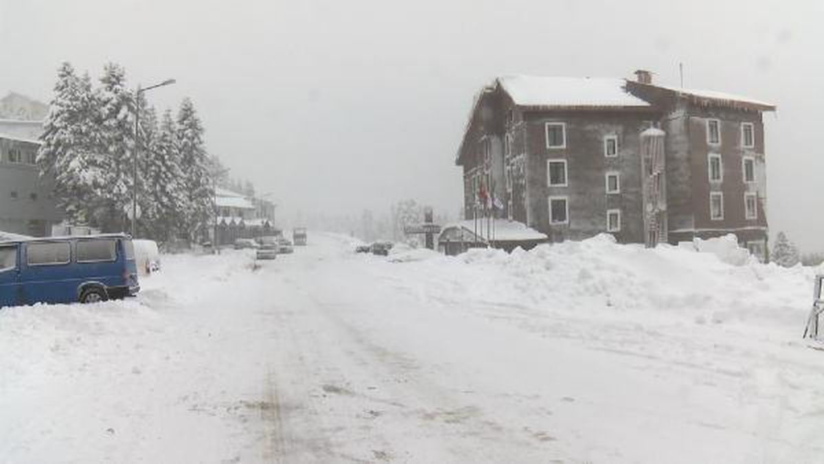 Uludağ'da kar kalınlığı 30 santime ulaştı; zincirsiz araç geçişine izin yok