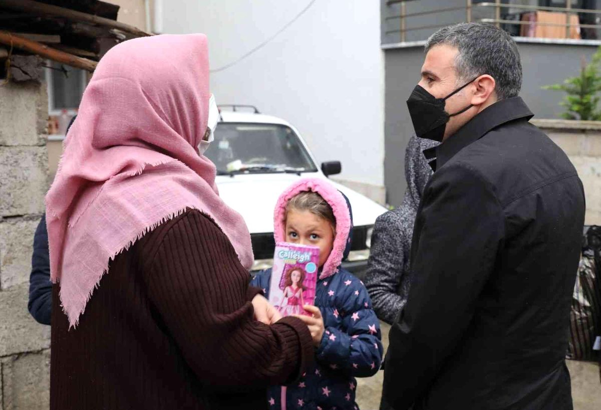 Vali Atay, kapı kapı vatandaşları ziyaret ediyor