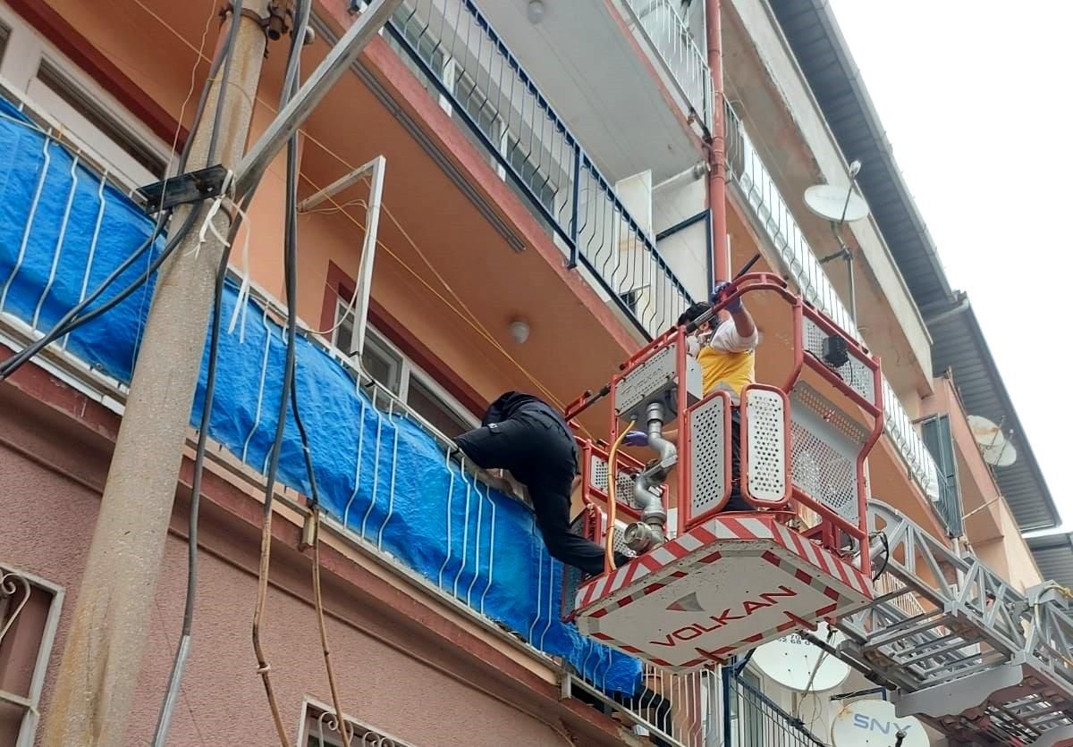 Yaşlı kadının imdadına itfaiye yetişti