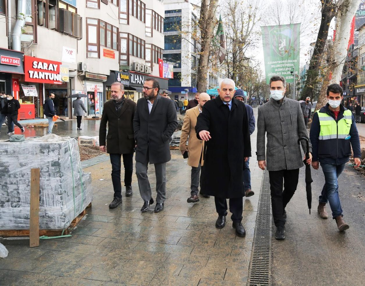 Yürüyüş Yolu\'nda yağmura rağmen çadır altında çalışma