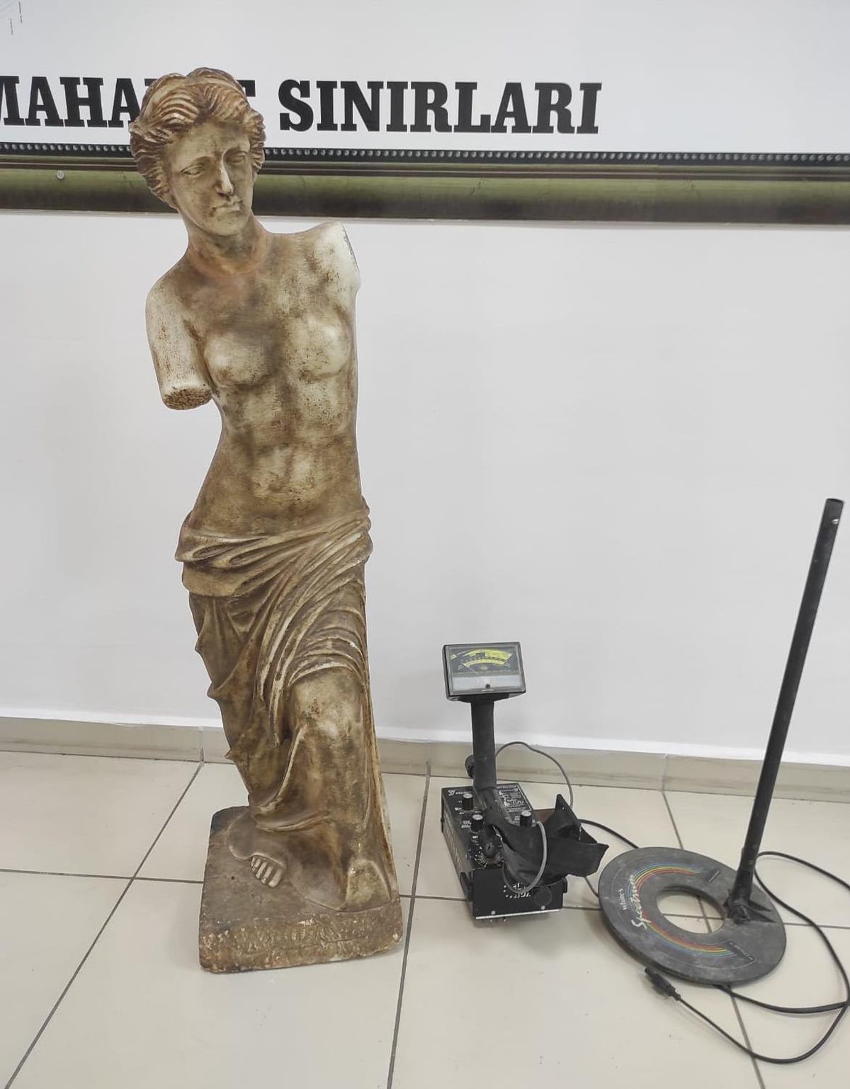 Afyonkarahisar\'da bir evin banyosunda kadın figürlü heykel ele geçirildi