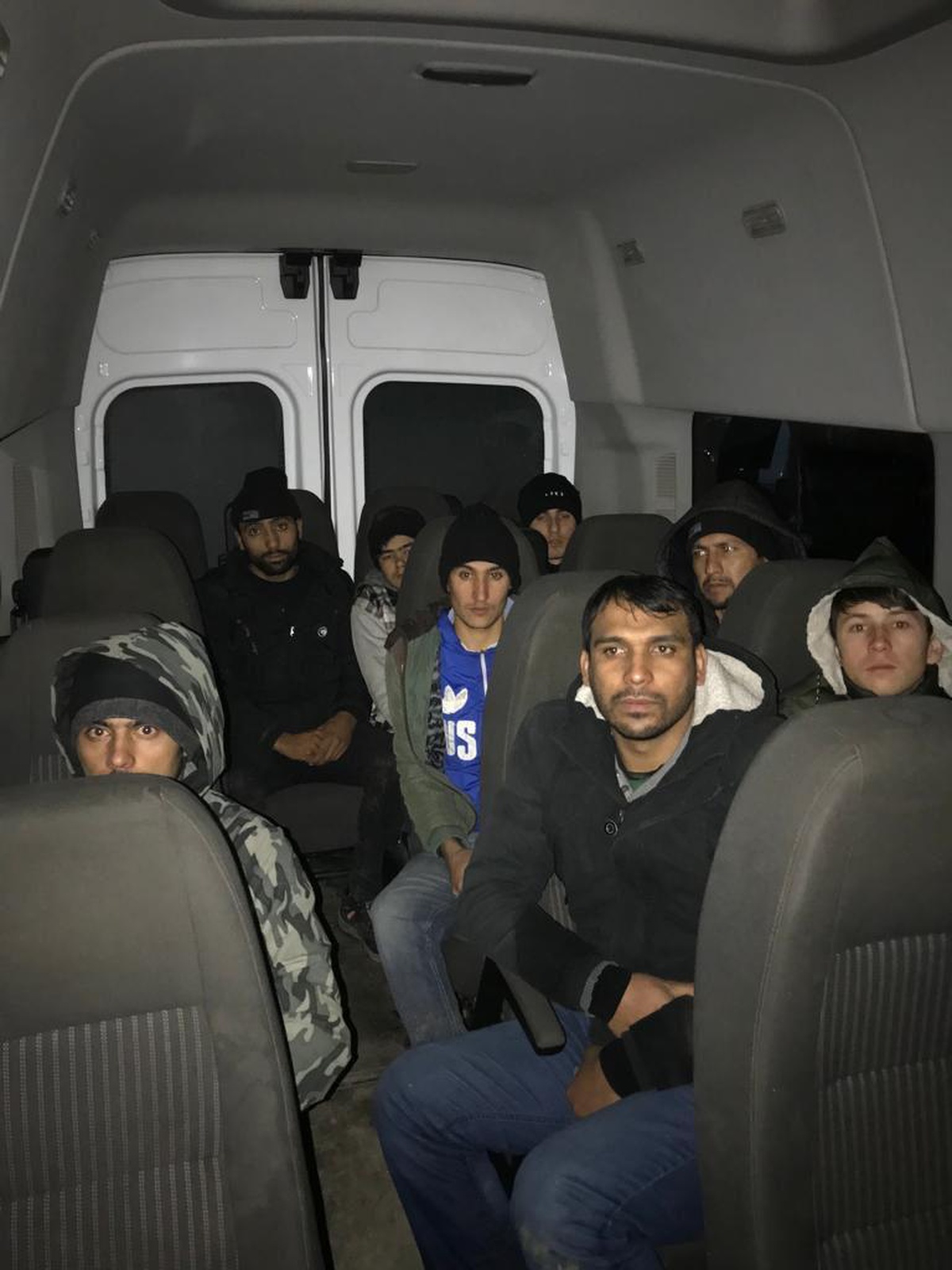 Ağrı\'da polis aracına çarparak düzensiz göçmenleri kaçırmaya çalışan 2 kişi tutuklandı