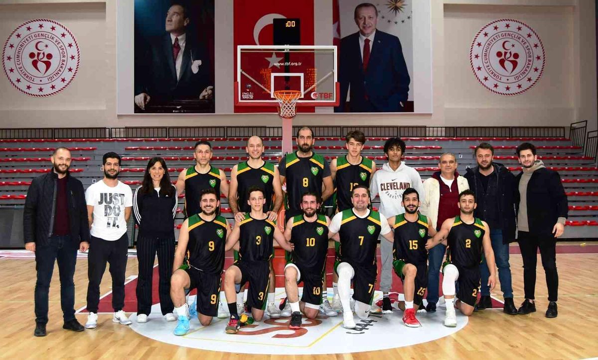 Altınova, basketbolda şampiyonluğa oynuyor