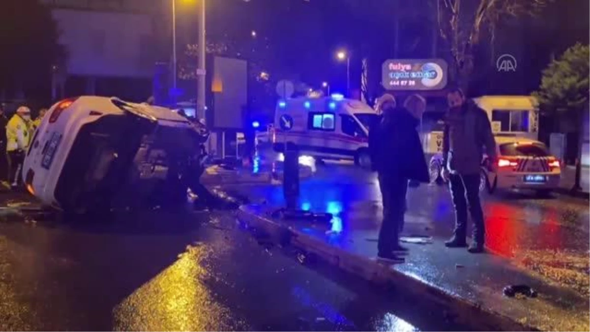 Beşiktaş\'ta otomobilin refüje çarptığı kazada biri ağır iki kişi yaralandı
