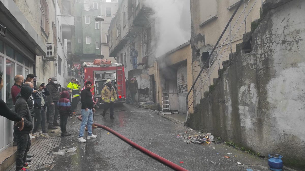 Son dakika haberi: Beyoğlu\'nda kağıt deposunda çıkan yangın söndürüldü