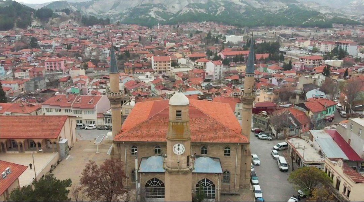 Depremin ardından ayağa kaldırılan tarihi saat kulesi ve Ulu Cami kendine hayran bıraktırıyor