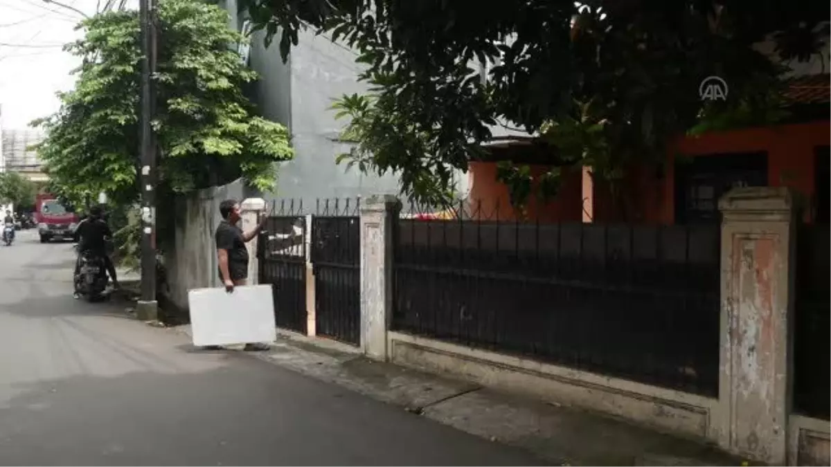 Endonezya'da Arakanlı çocuklara gönüllü eğitim veriliyor