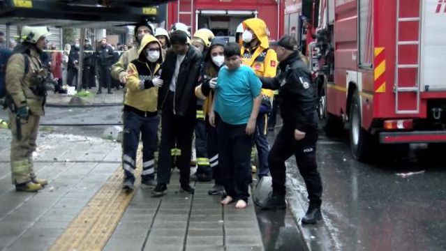 Esenler'de daire alev alev yandı: Üst kattakiler çatıya kaçtı