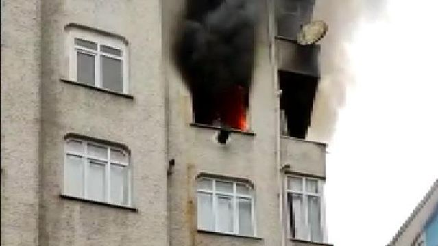 Esenler'de daire alev alev yandı: Üst kattakiler çatıya kaçtı