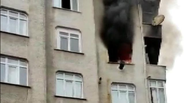 Esenler'de daire alev alev yandı: Üst kattakiler çatıya kaçtı