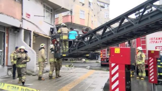Esenler'de daire alev alev yandı: Üst kattakiler çatıya kaçtı