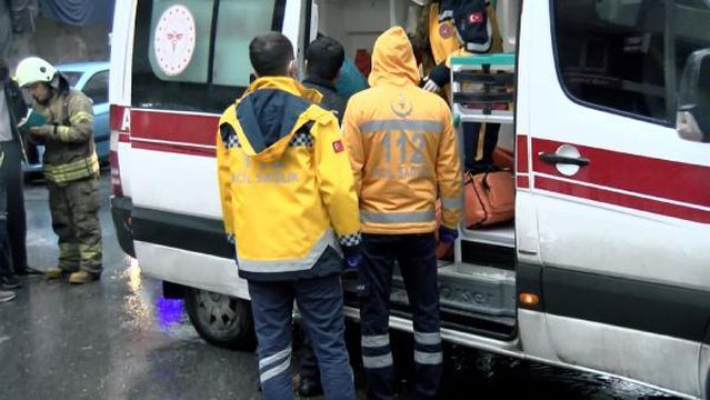 Esenler'de daire alev alev yandı: Üst kattakiler çatıya kaçtı