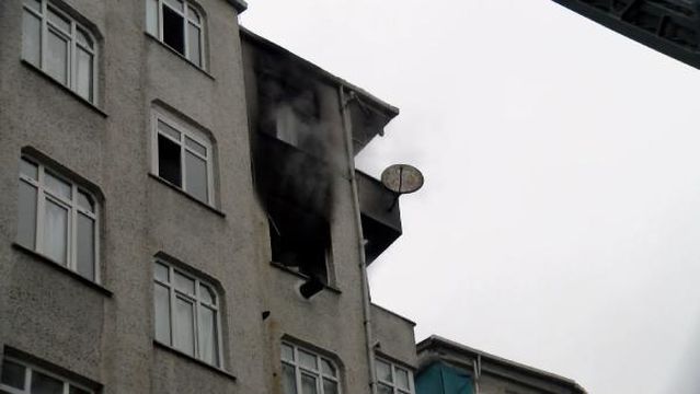Esenler'de daire alev alev yandı: Üst kattakiler çatıya kaçtı