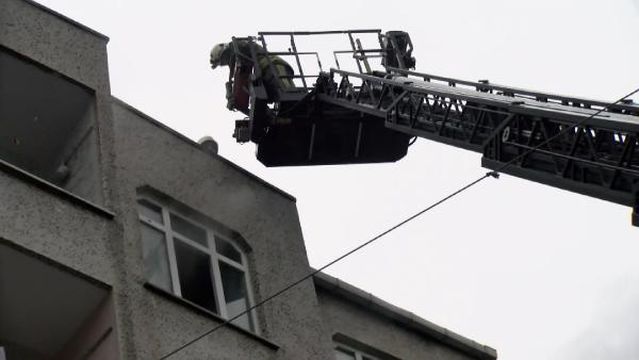 Esenler'de daire alev alev yandı: Üst kattakiler çatıya kaçtı