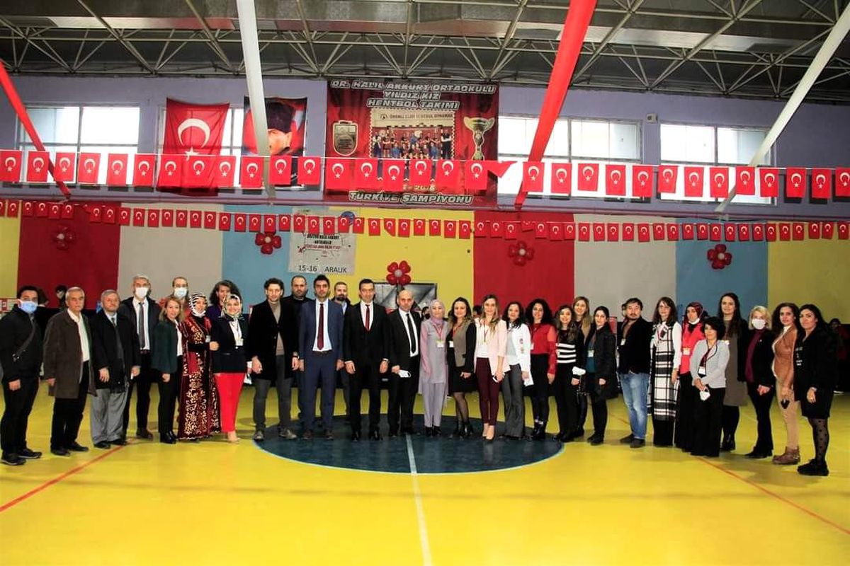 Eskişehir Doktor Halil Akkurt Ortaokulu tarafından hazırlanan \'TÜBİTAK 4006 Bilim Fuarı\' yoğun ilgi gördü