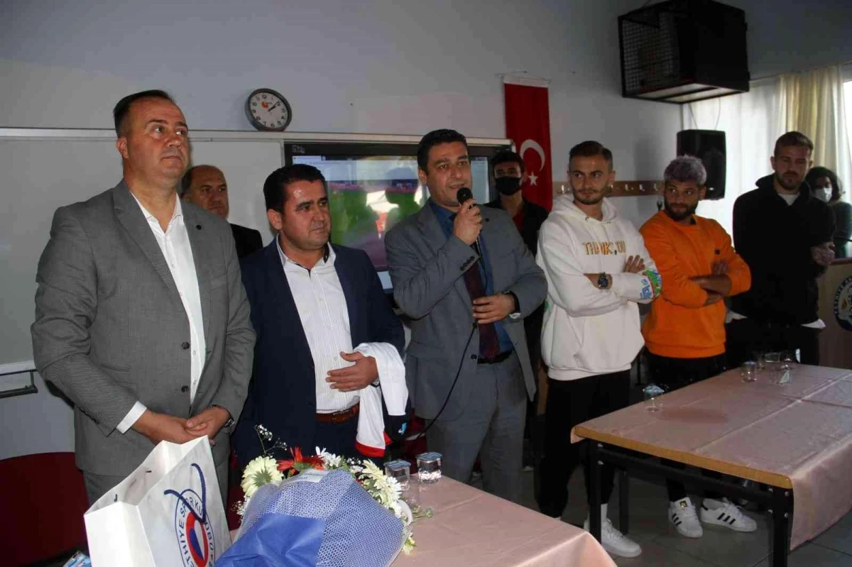 Fethiyespor Teknik Direktörü Dinçel ve futbolcular, öğrenciler ile buluştu