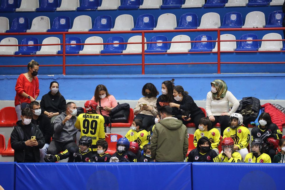 Hatay\'da buz hokeyi takımı, Hatayspor Kadın Basketbol Takımı\'na destek verdi