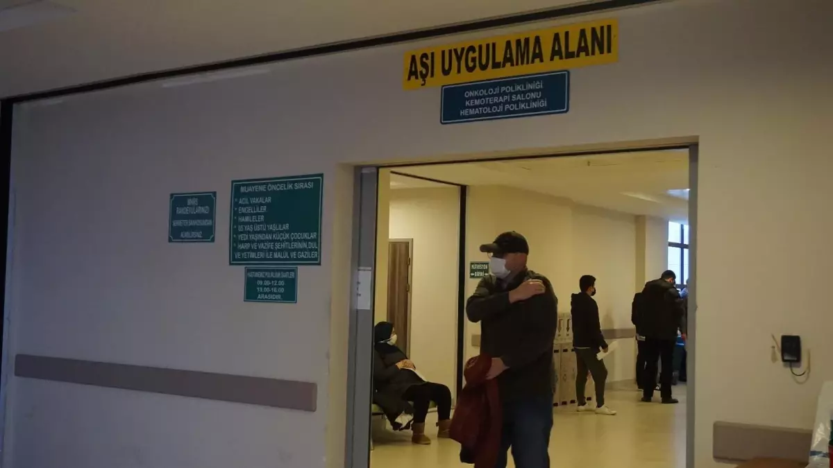 Hatırlatma dozunun süresi 3 aya düştü, vatandaşlar hastanelerin yolunu tuttu