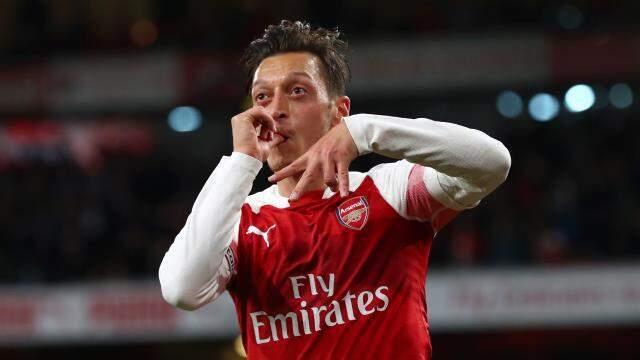 İngiliz taraftarlar isyan bayrağı çekti! Mesut Özil'i geri istiyorlar