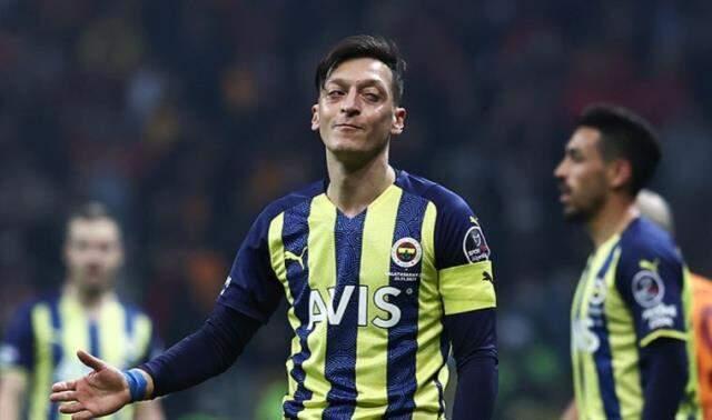 İngiliz taraftarlar isyan bayrağı çekti! Mesut Özil'i geri istiyorlar