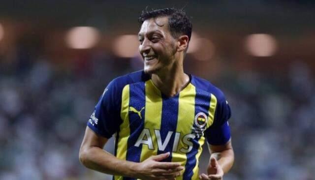 İngiliz taraftarlar isyan bayrağı çekti! Mesut Özil'i geri istiyorlar